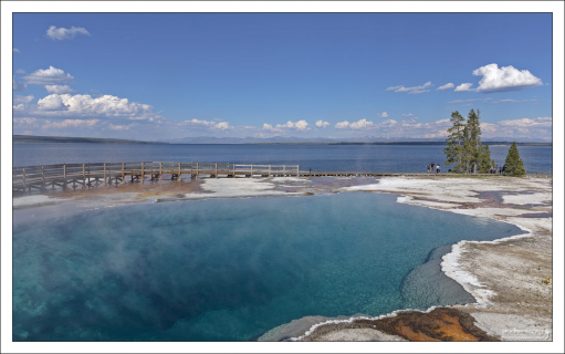 Ярко-синий источник с парадоксальным названием Black Pool – “Черный водоем”.