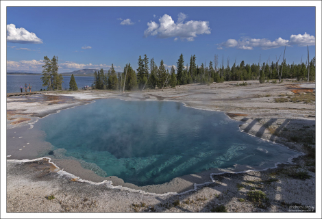 Красивая форма источника Black Pool.