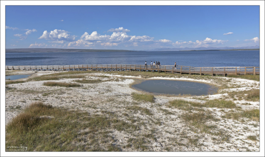 Вид через озеро Йеллоустоун на горный хребет Absaroka.