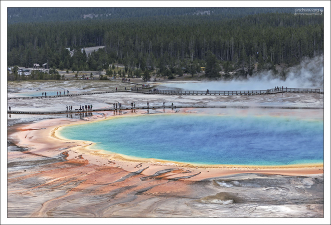 Центр источника Гранд-Призматик стерилен из-за высокой температуры воды.
Синий цвет воды в центре — это следствие рассеивания молекулами воды лучей дневного света синего диапазона длин волн.