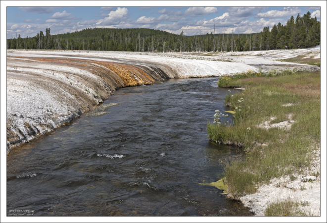 Река Файрхол протекает через геотермальные районы Йеллоустонского национального парка.