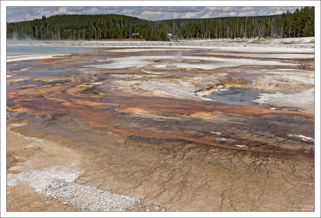 Гейзеровый бассейн Black Sand Basin.