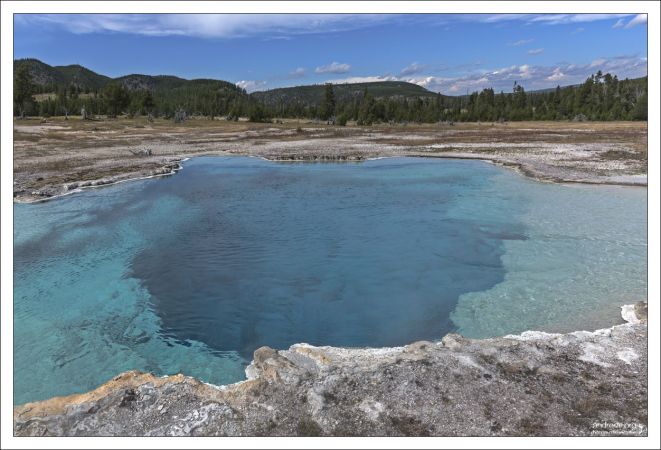 Очень горячий Сапфировый бассейн (Sapphire Pool), который перестал извергаться в 1959 году.