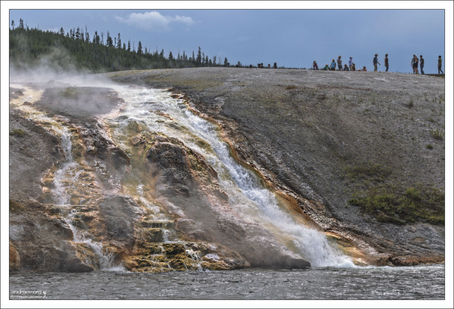 Так как в реку Firehole попадают растворённые минералы из геотермальных источников, в ней некоторые химические вещества содержатся в количествах гораздо больше допустимого (в частности высок уровень бора и мышьяка).