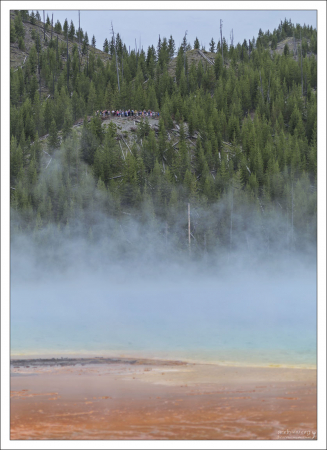 Новая обзорная площадка видна с уровня источника Grand Prismatic Spring.