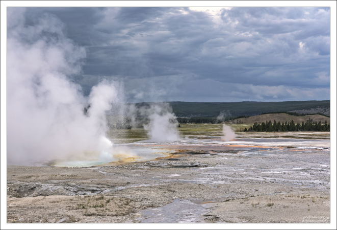 Гейзер Клепсидра извергается очень часто, выбрасывая воду на высоту 14 метров.