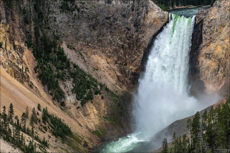 Нижний Йеллоустонский водопад, высотой 94 метра, является самым высоким в парке Yellowstone.
