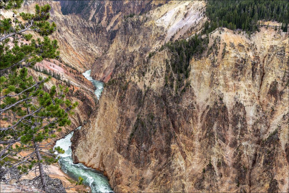 Река Yellowstone, правый приток Миссури, длиной 1114 км.