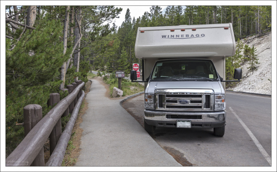 Дом-на-колесах на парковке на Северном краю Большого каньона Йеллоустоуна.