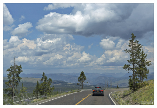 Дорога в Йеллоустоуне между Canyon Village (Деревня в каньоне) и Tower falls (Водопад "Башня").