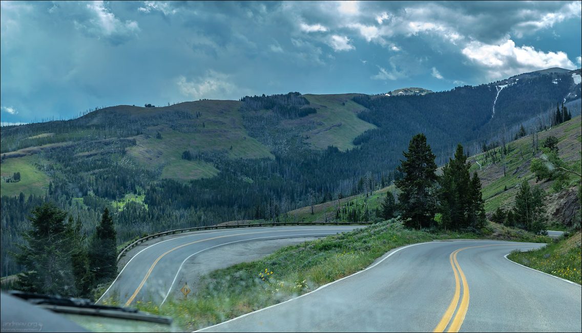 Петля на горном перевале Dunraven Pass. Высота над уровнем моря 2718 метров.