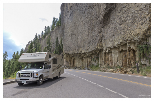 Overhanging Cliff (Нависающий утес), состоящий из вертикальных базальтовых колонн. Расположен рядом с дорогой Grand Loop Road, к северу от Tower falls.
Это единственное место в США, где пересекаются контурные линии на топографической карте.