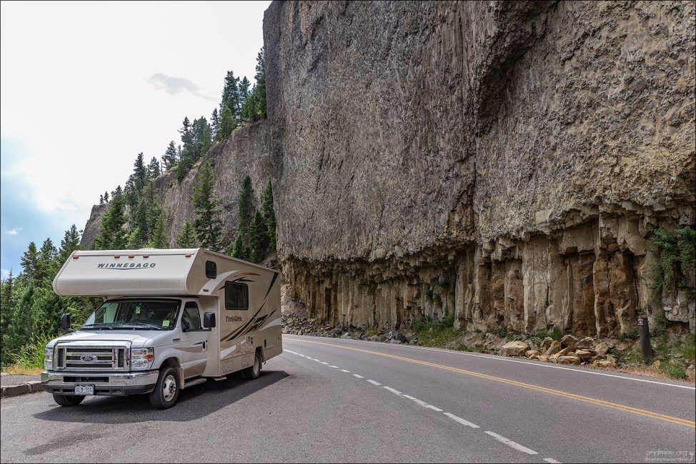 Overhanging Cliff (Нависающий утес), состоящий из вертикальных базальтовых колонн. Расположен рядом с дорогой Grand Loop Road, к северу от Tower falls. Это единственное место в США, где пересекаются контурные линии на топографической карте.