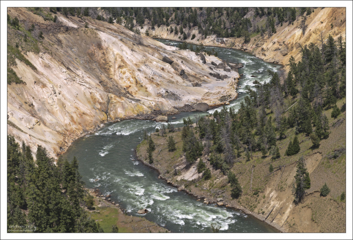 Склон с отложениями серы и горячие источники у самого берега реки.