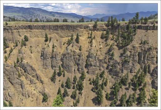 Лава из разных извержений, а сверху - ледниковые осадки (тилль).