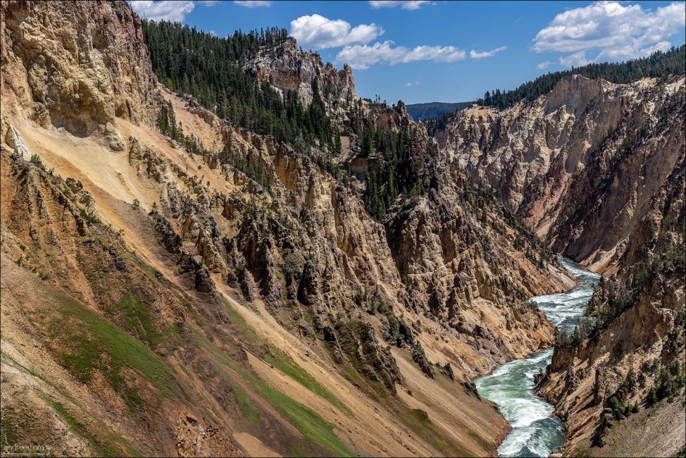 Современное название реки Yellowstone, «жёлтокаменная» (yellow — жёлтый, stone — камень),
образовано калькированием более раннего французского названия реки Рошжон,
(фр. roche — «скала», фр. jaune — «жёлтый»).
А оно, в свою очередь, калька индейского «nissi-a-dazi» — «река жёлтых камней».
