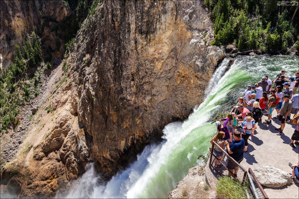 Обзорная площадка в конце тропы Brink of the Lower Falls (длина - чуть больше километра).