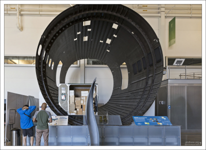 Фюзеляж самолета в разрезе, с размещенным грузом.