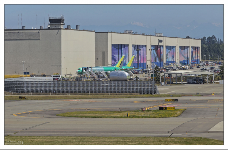 На территории завода Боинга находится самое большое здание в мире (по объему).