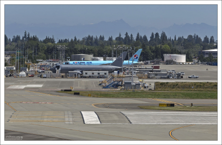 Смотровая площадка на крыше авиационного музея с видом на завод Boeing, летное поле Paine Field и припаркованные самолеты.