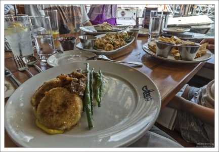 Обед в ресторане Ivar's - одном из сети ресторанов морепродуктов, базирующихся в Сиэтле, штат Вашингтон.