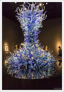 Башня "Морская жизнь", в которую вписано более 500 морских обитателей.