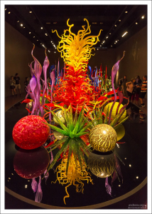 Коллекция "Тысяча цветов" располагается на черном оргстекле, чтобы еще сильнее подчеркнуть форму и цвет.