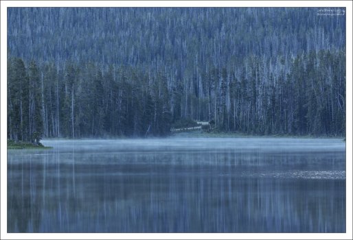 Туман над озером Sylvan и кусочек горного серпантина на том берегу.
