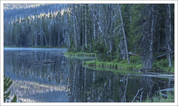 Озеро Сильван расположено в окрестностях горного перевала Sylvan Pass (2598 m).