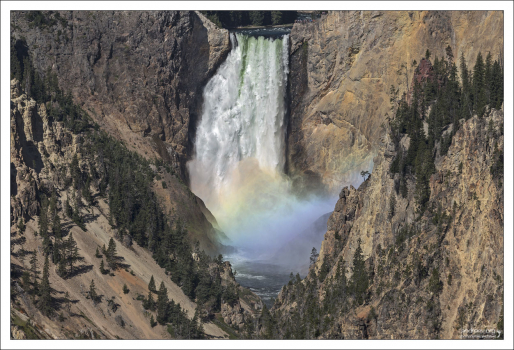 Охота за радугой на водопаде The Lower Falls.