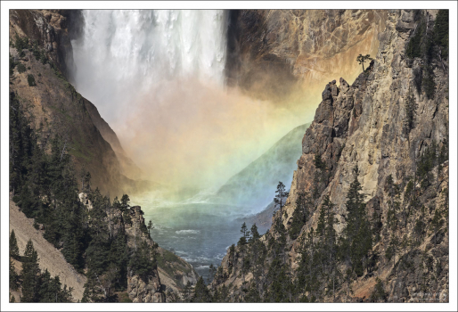 Летом радуга появляется у водопада Lower Falls практически каждый день, с 9:45 до 10 утра.