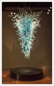 Blue Chandelier - Голубая люстра, состоящая почти из 1000 деталей.