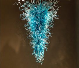 Blue Chandelier - Голубая люстра, состоящая почти из 1000 деталей.