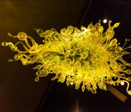 Yellow Neon Chandelier - Желтая неоновая люстра, вид снизу.