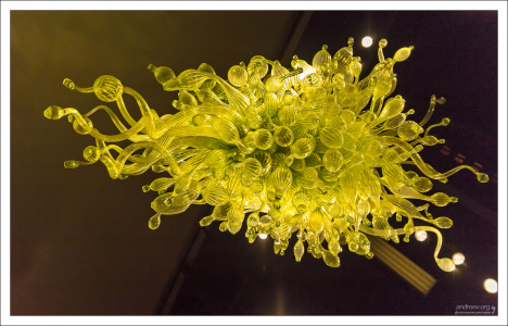 Yellow Neon Chandelier - Желтая неоновая люстра, вид снизу.