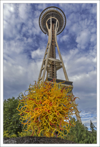 Стеклянная инсталляция The Sun на фоне Космической Иглы.