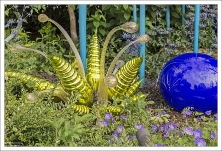 Как будто выросшие из земли ёлочные игрушки.