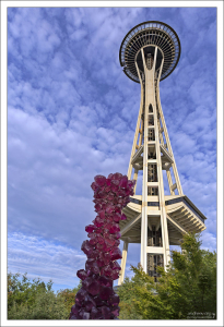 Rose Crystal Tower из Polyvitro - нового типа полимера, разработанного Дейлом Чихули и его командой.