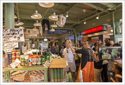 Рыбный рынок Pike Place известен своей традицией, когда торговцы бросают купленную клиентами рыбу через прилавок, перед её упаковкой.