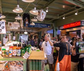 Рыбный рынок Pike Place известен своей традицией, когда торговцы бросают купленную клиентами рыбу через прилавок, перед её упаковкой.