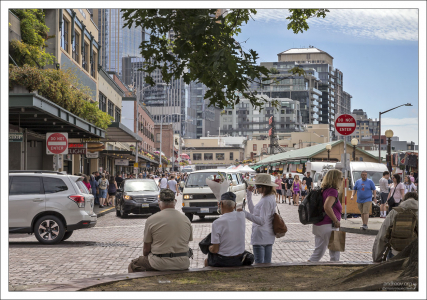 В среднем за год Пайк-плейс-маркет посещают около 10 миллионов человек.