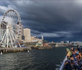 Пассажиры круизного судна любуются на центр Сиэтла с воды.