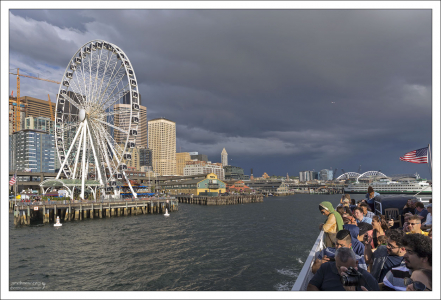 Пассажиры круизного судна любуются на центр Сиэтла с воды.