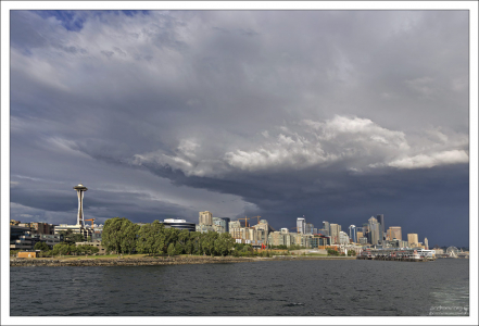 Грозовой фронт над башней Космическая Игла.