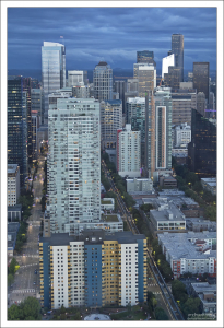 Seattle downtown - центральный деловой район Сиэтла, штат Вашингтон.
Он довольно компактен по сравнению с другими центрами городов на западном побережье США из-за своего географического положения:
с севера и востока он окружен холмами, на западе - заливом Эллиотт,
а на юге - мелиорированными землями.