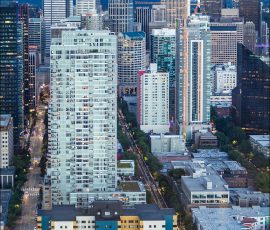 Seattle downtown - центральный деловой район Сиэтла, штат Вашингтон.
Он довольно компактен по сравнению с другими центрами городов на западном побережье США из-за своего географического положения:
с севера и востока он окружен холмами, на западе - заливом Эллиотт,
а на юге - мелиорированными землями.