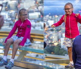 Саша на одной из 24-х стеклянных скамеек Skyriser, которые дают ощущение «парения»
на самом краешке смотровой площадки на Космической Игле.