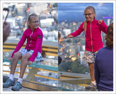 Саша на одной из 24-х стеклянных скамеек Skyriser, которые дают ощущение «парения»
на самом краешке смотровой площадки на Космической Игле.