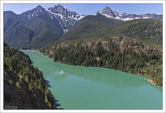 Бирюзовый цвет воды озера Диабло обеспечивают талые воды с ближних ледников.