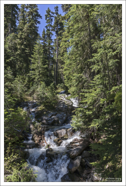 Небольшой водопад около начала тропы Heather-Maple Pass loop trail.